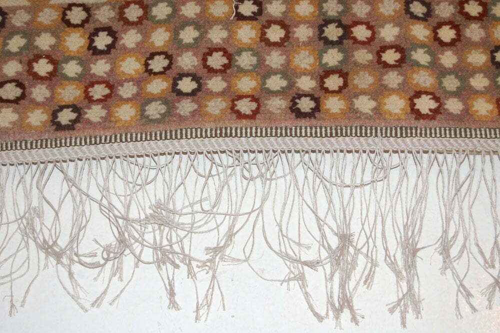 Antik matta med fransar i fint skick efter tvätt & reparation hos Galleri Frendberg